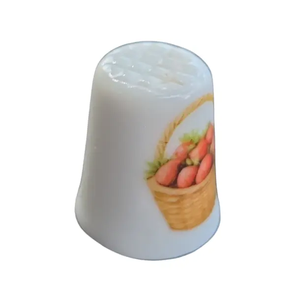 Foto de um(a) Dedal de Coleção em Porcelana – Cesta de Morangos, da categoria de Outros colecionáveis. Este gracioso dedal em porcelana destaca-se pela sua temática campestre e delicada. A peça apresenta uma ilustração central... Mostrado de uma perspectiva diferente. Vendido no marketplace Trésors.