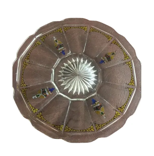 Foto de um(a) Antigo Centro De Mesa Em Cristal Francês Com Cenas Galantes, da categoria de Centro de mesa. Cristal francês com linda pintura de damas antigas feita à mão. Em perfeito estado!Diâmetro: 29cm. Vendido no marketplace Trésors.
