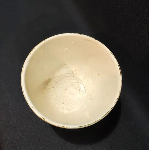 Foto de um(a) Bowl Porcelana Anos 60, da categoria de Tigelas decorativas. Bowl em porcelana bege com flores em dourado, década de 1960 já com o craquelamento devido a idade. A: 11,5 cm / Diametro:... Mostrado de uma perspectiva diferente. Vendido no marketplace Trésors.