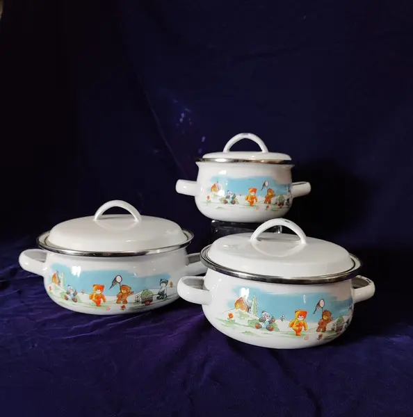 Foto de um(a) Panelinhas Esmaltadas Infantil, Década de 1990, da categoria de Panelas. Combo de panelas esmaltadas, alças e tampa com borda de inox. Desenho infantil com família de ursinhos em ambos os lados da... Mostrado de uma perspectiva diferente. Vendido no marketplace Trésors.