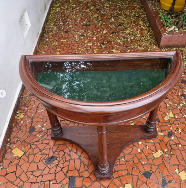Foto de um(a) Antigo aparador vitrine de madeira em formato de meia-lua, da categoria de Aparadores e Buffet. Antigo aparador vitrine de madeira em formato de meia-lua, também conhecida internacionalmente como mesa bijouterie ou... Mostrado de uma perspectiva diferente. Vendido no marketplace Trésors.