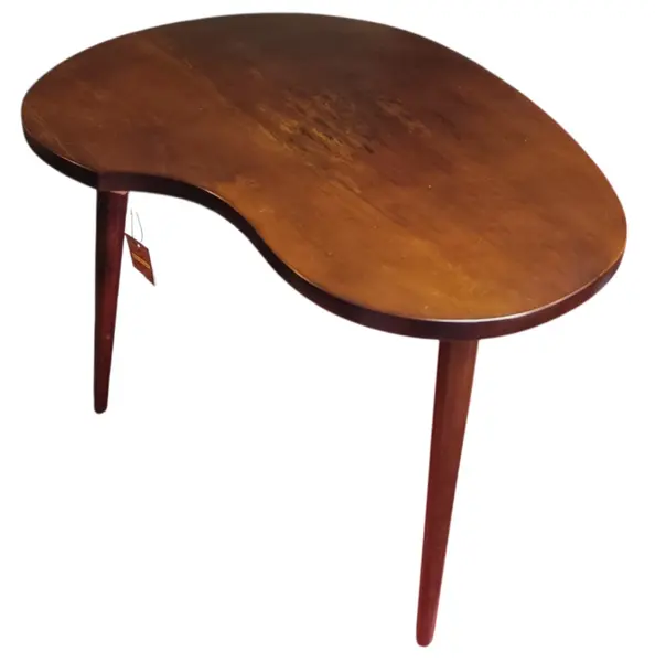 Foto de um(a) Mesa de Centro em Imbuia com Pés Palito, da categoria de Mesas de centro. Autêntica mesa de centro vintage com marcante design orgânico, um verdadeiro ícone do mobiliário moderno brasileiro dos anos... Mostrado de uma perspectiva diferente. Vendido no marketplace Trésors.