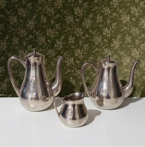 Foto de um(a) Lindo conjunto chá e café Wolff de metal espessurado a prata, da categoria de Bules. Belíssimo conjunto Wolff para chá e café confeccionado em metal espessurado à prata, estilo Art Déco do século XX. Composto... Mostrado de uma perspectiva diferente. Vendido no marketplace Trésors.