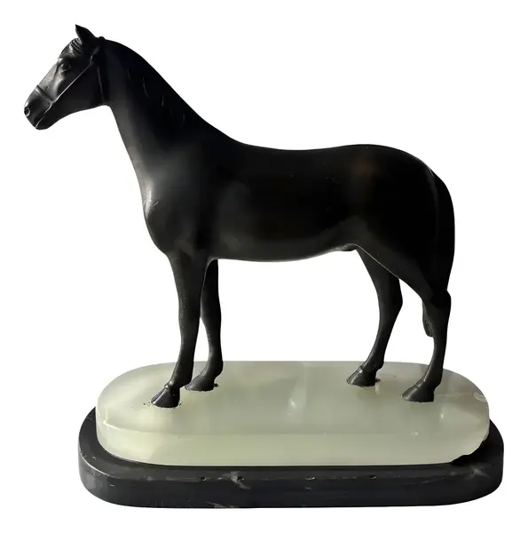Foto de um(a) Antiga Escultura De Cavalo Em Bronze E Mármore Italiano, da categoria de Escultura. Antiga e imponente escultura artística de cavalo em bronze com base dupla de mármore preto e alabastro italiano. Obra muito... Vendido no marketplace Trésors.