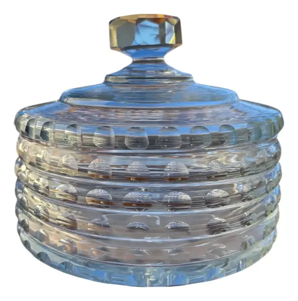 Foto de um(a) Antiga Bomboniere Caixa Decorativa Porta Joias Cristal Deco, da categoria de Cestos e Caixas. Antiga caixa decorativa, porta joias ou bomboniere em cristal alemão. Peça muito fina, toda lapidada à mão com o fundo... Vendido no marketplace Trésors.