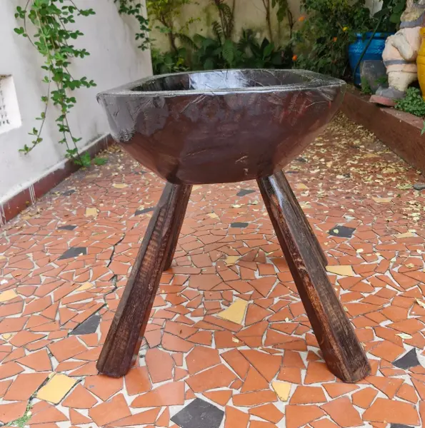 Foto de um(a) Gamela rústica suspensa com pés, da categoria de Outros móveis. Esta peça é uma gamela rústica suspensa com pés, um artefato tradicional da cultura rural brasileira, frequentemente... Mostrado de uma perspectiva diferente. Vendido no marketplace Trésors.