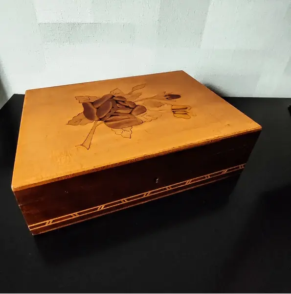 Foto de um(a) Caixa Madeira Marchetada Floral, Década de 1960, da categoria de Cestos e Caixas. Caixa em madeira marchetada com motivo floral e grega marchetada por toda a volta. Fabricada pela artefama s/a - são bento... Mostrado de uma perspectiva diferente. Vendido no marketplace Trésors.