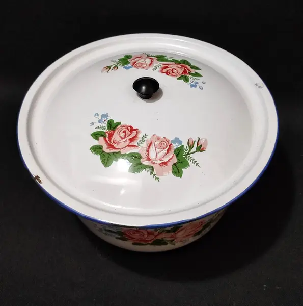 Foto de um(a) Bowl Esmaltado, Década de 1990, da categoria de Travessas e tigelas. Bowl esmaltado e com tampa. Branco com motivo floral. Made in china, anos 1990. A: 13 cm Diâmetro: 25,4 cm peso: 513 g. Mostrado de uma perspectiva diferente. Vendido no marketplace Trésors.