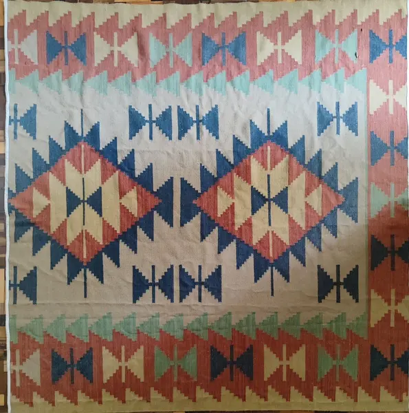 Foto de um(a) Tapete Kilim Paquistanês, Década de 1980, da categoria de Tapetes. Tapete kilim paquistanês antigo com motivo geométrico, década de 1980. Medidas: 2,37m x 2,56m. Mostrado de uma perspectiva diferente. Vendido no marketplace Trésors.