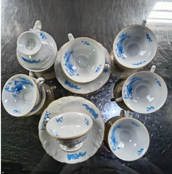 Foto de um(a) Jogo de Xícaras Antigo Porcelana Polonesa KPM - Padrão China Blau, da categoria de Conjuntos de café e chá. Raro e sofisticado conjunto antigo de xícaras de café/chá em legítima porcelana polonesa KPM. O modelo exibe o icônico... Mostrado de uma perspectiva diferente. Vendido no marketplace Trésors.