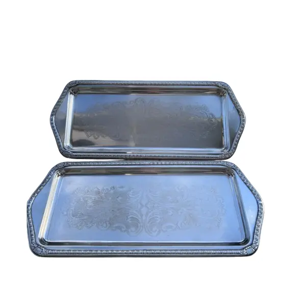 Foto de um(a) Bandeja Retangular em Metal a Prata 90, da categoria de Bandejas. Bandeja a prata medidas 33cm X 14cm - disponível 2 iguais para fazer par *valor do anuncio é unitário*. Vendido no marketplace Trésors.
