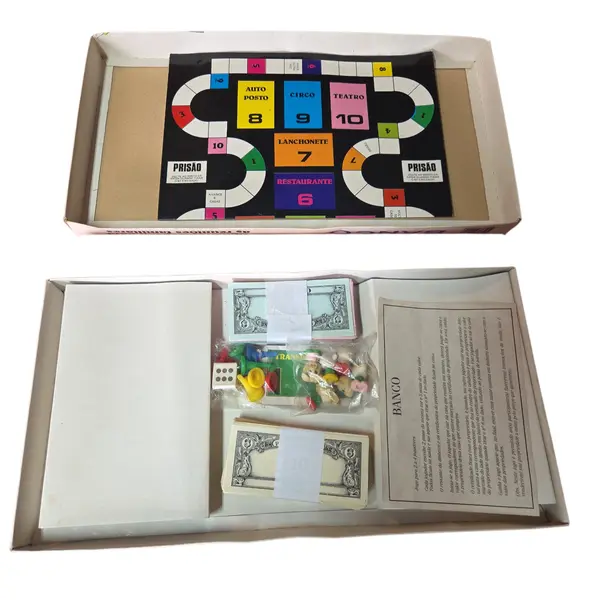 Foto de um(a) Banco Imobiliário - Edição Pai & Filhos, da categoria de Jogos de tabuleiro. Prepare-se para se tornar o mais novo milionário da cidade! No Banco Imobiliário da Pai & Filhos, o objetivo é simples, mas... Mostrado de uma perspectiva diferente. Vendido no marketplace Trésors.