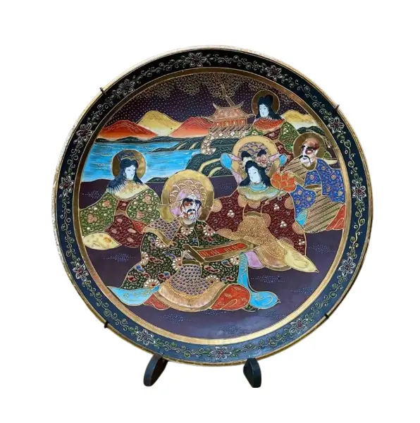 Foto de um(a) Antigo Prato Medalhão Oriental Em Porcelana Satsuma Imperial, da categoria de Pratos Decorativos. Satsuma Imperial. Antigo e grande prato medalhão decorativo em porcelana artística japonesa, ricamente pintado à mão com... Vendido no marketplace Trésors.