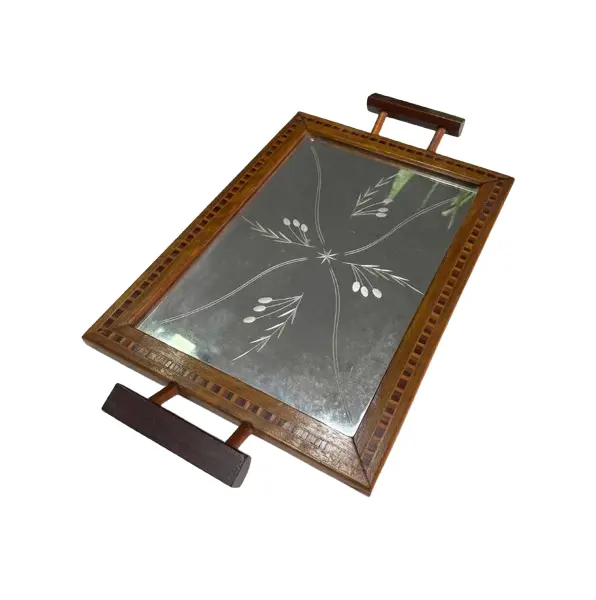 Foto de um(a) Antiga Bandeja Espelho Inglesa Art Deco Madeira Marchetada, da categoria de Bandejas. Antiga bandeja inglesa em madeira marchetada e espelho lapidado à mão. Art Deco.Medidas 40x23cm. Vendido no marketplace Trésors.