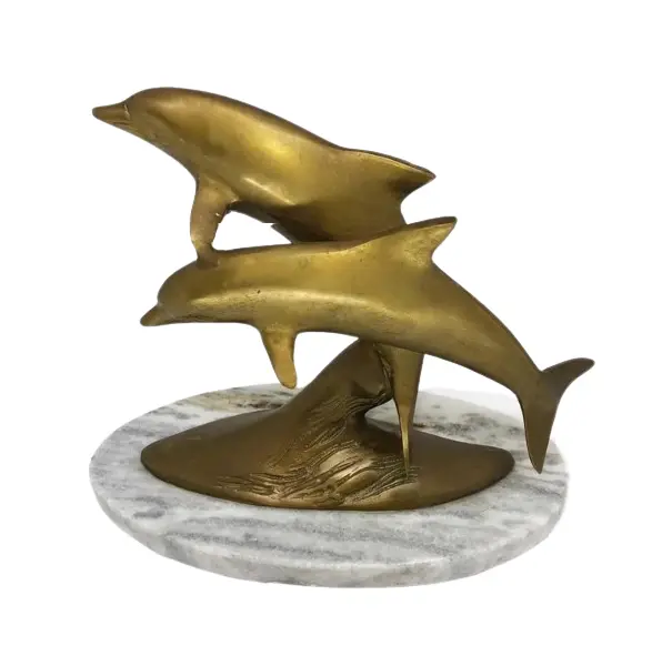 Foto de um(a) Antiga Escultura Art Deco De Golfinhos Em Bronze E Mármore, da categoria de Escultura. Antiga e decorativa escultura feita em bronze, representando salto de golfinhos, base em mármore italiano. Período Art Deco.... Vendido no marketplace Trésors.