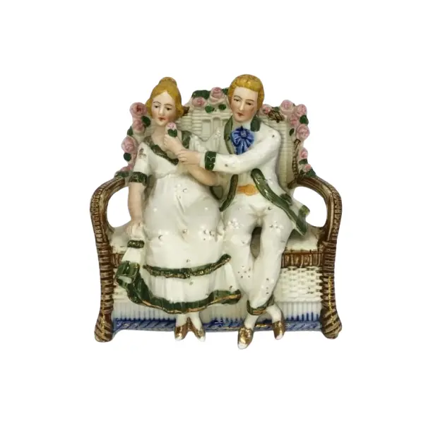 Foto de um(a) Antiga Escultura Bloco Escultórico Em Biscuit Sèvres Depose, da categoria de Escultura. Antigo e muito delicado bloco escultórico representando casal de namorados, feito à mão em biscuit de Sèvres, com muita... Vendido no marketplace Trésors.