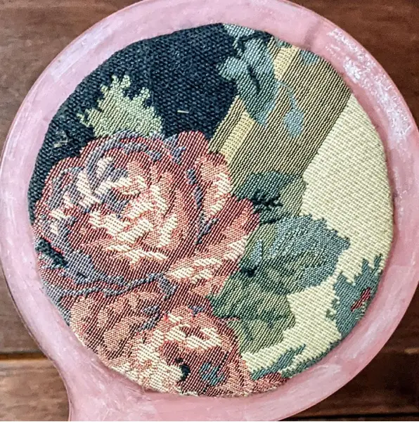 Foto de um(a) Espelho Gobelin Anos 90, da categoria de Espelhos. Espelho de mão em acrílico fosco na cor rosa com estampa em tecido gobelin francês, década de 1990 peça única pelo designer... Mostrado de uma perspectiva diferente. Vendido no marketplace Trésors.