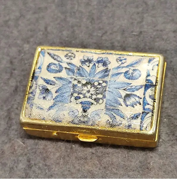 Foto de um(a) Combo Caixinhas de Metal Azulejo Português, da categoria de Cestos e Caixas. Combo de duas caixas de metal com estampa de azulejos portugueses: uma porta comprimidos e outra caixa de costura, década de... Mostrado de uma perspectiva diferente. Vendido no marketplace Trésors.
