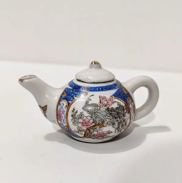 Foto de um(a) Mini Conjunto em Porcelana Chinesa, Década de 1970, da categoria de Conjuntos de café e chá. Miniatura chinesa de chaleira e prato em porcelana policromada com pavão e flores de cerejeira, década de 1970. A da... Mostrado de uma perspectiva diferente. Vendido no marketplace Trésors.