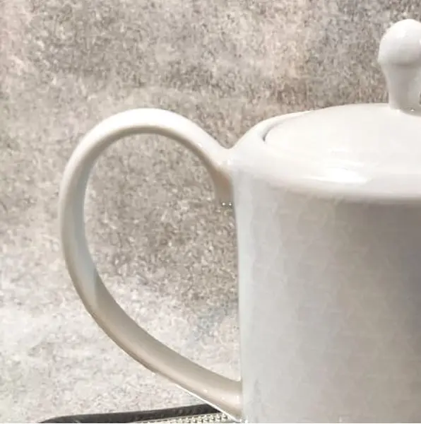 Foto de um(a) Bule Porcelana Branca Anos 90, da categoria de Bules. Bule em porcelana branca em forma de elipse com relevo de treliça, década de 1990 marca: viva, toscana. A: 20 cm /... Mostrado de uma perspectiva diferente. Vendido no marketplace Trésors.