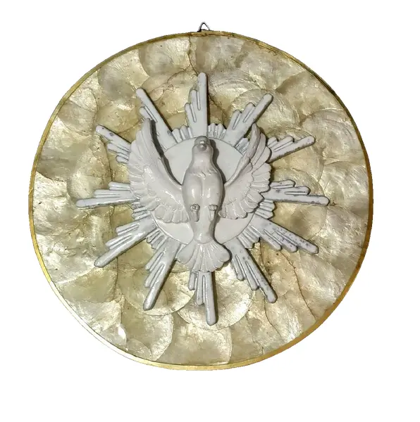 Foto de um(a) Mandala Divino Espírito Santo Madre Pérola 2022, da categoria de Objetos religiosos e espirituais. Mandala do divino espírito santo com base em madrepérola e resina italina esmaltada. Peça única pelo designer marcelus... Vendido no marketplace Trésors.