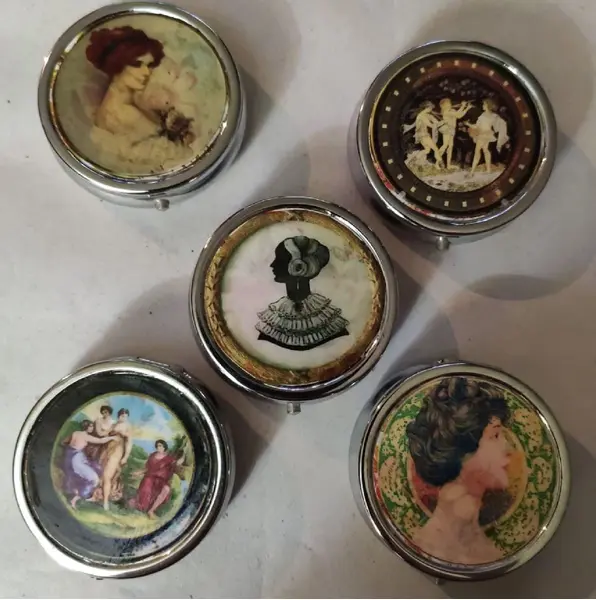 Foto de um(a) Latas Mulheres, da categoria de Organizadores. Latas customizadas e únicas em metal prateado, motivo mulheres de diversas épocas Medidas: 4,7cm de diâmetro e 1,3cm de... Mostrado de uma perspectiva diferente. Vendido no marketplace Trésors.