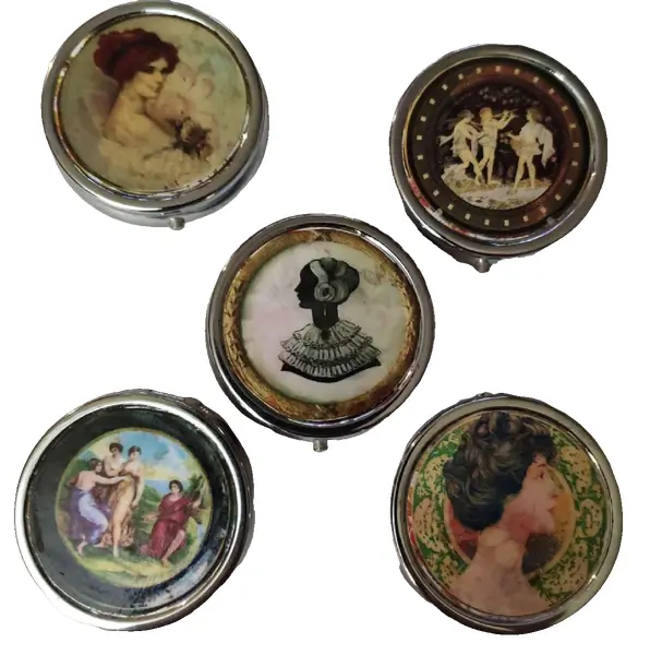 Foto de um(a) Latas Mulheres, da categoria de Organizadores. Latas customizadas e únicas em metal prateado, motivo mulheres de diversas épocas Medidas: 4,7cm de diâmetro e 1,3cm de... Vendido no marketplace Trésors.
