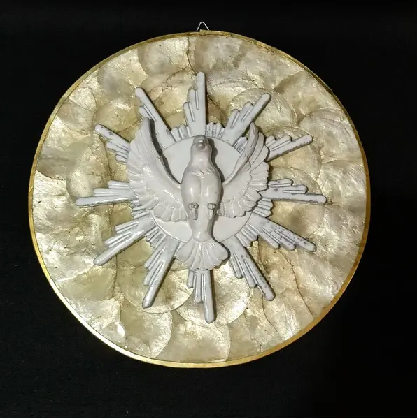 Foto de um(a) Mandala Divino Espírito Santo Madre Pérola 2022, da categoria de Objetos religiosos e espirituais. Mandala do divino espírito santo com base em madrepérola e resina italina esmaltada. Peça única pelo designer marcelus... Mostrado de uma perspectiva diferente. Vendido no marketplace Trésors.
