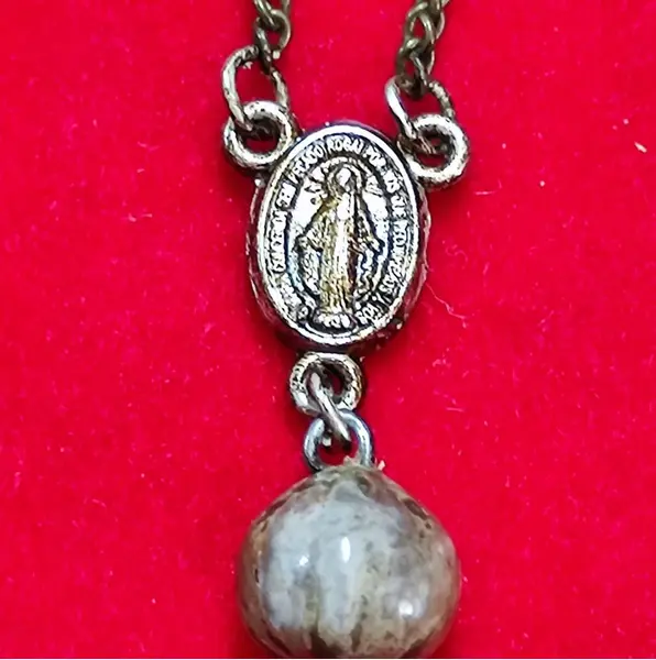 Foto de um(a) Rosário Década de 1940, da categoria de Objetos religiosos e espirituais. Rosário do anos 1940 com contas de lágrimas de Nossa Senhora, entremeio com nossa senhora das graças e finaliza com medalha... Mostrado de uma perspectiva diferente. Vendido no marketplace Trésors.