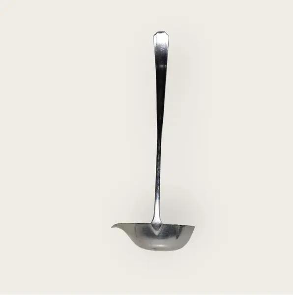 Foto de um(a) Concha em primoroso design WMF, da categoria de Faqueiros / Jogo de talheres. Concha em metal espessurado à prata, com design e assinatura inconfundíveis da WMF, marca da tradicional fábrica alemã... Mostrado de uma perspectiva diferente. Vendido no marketplace Trésors.