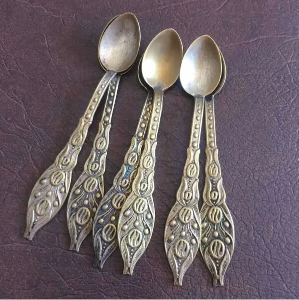 Foto de um(a) Antigo Conjunto 6 Colheres De Chá Ou Café Em Metal Dourado, da categoria de Colheres. Antigo conjunto com 06 colheres de chá ou café em metal dourado envelhecido. Mostrado de uma perspectiva diferente. Vendido no marketplace Trésors.
