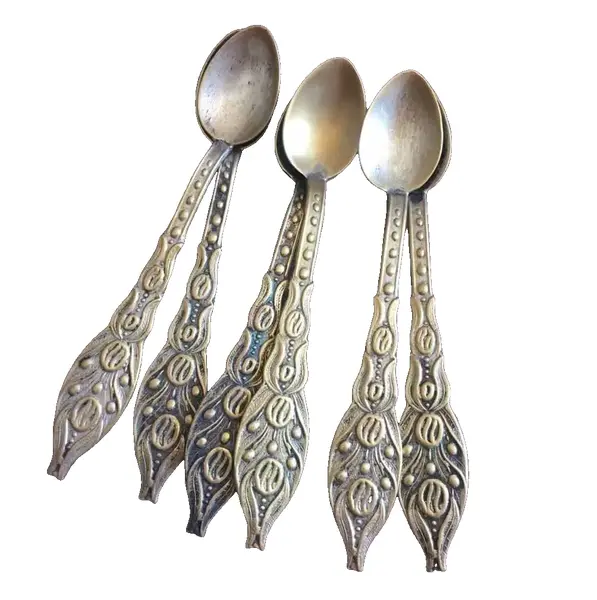 Foto de um(a) Antigo Conjunto 6 Colheres De Chá Ou Café Em Metal Dourado, da categoria de Colheres. Antigo conjunto com 06 colheres de chá ou café em metal dourado envelhecido. Vendido no marketplace Trésors.