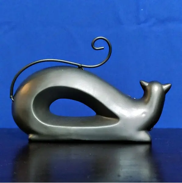 Foto de um(a) Cerâmica Cat Anos 80, da categoria de Modelos e estatuetas. Gato em cerâmica com pátina bronze e rabo em metal, década de 1980 A: 15 cm P: 5,5 cm L: 23,5 cm peso: 446 g. Mostrado de uma perspectiva diferente. Vendido no marketplace Trésors.
