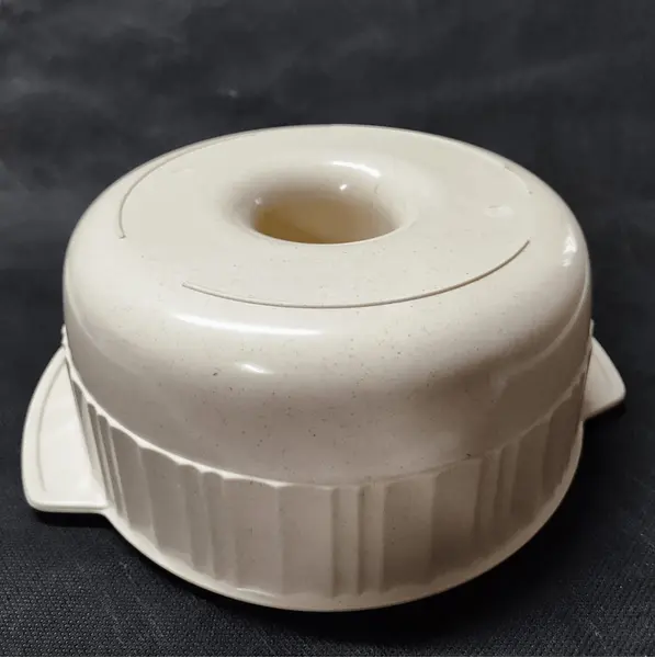Foto de um(a) Forma em Baquelite, Marca Brasileira Griller, Década de 1940, da categoria de Travessas e tigelas. Forma de bolo em baquelite na cor bege em perfeito estado marca brasileira griller, década de 1940 D: 23 cm C entre alças:... Mostrado de uma perspectiva diferente. Vendido no marketplace Trésors.