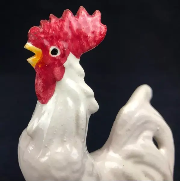 Foto de um(a) Escultura de galo em porcelana, da categoria de Escultura. Galo em porcelana com manufatura portuguesa em policromia pintado a mão. Em bom estado de conservação. Mostrado de uma perspectiva diferente. Vendido no marketplace Trésors.