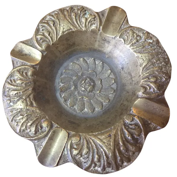 Foto de um(a) Cinzeiro em Bronze – Design Floral, da categoria de Cinzeiros. Elegância e durabilidade se unem neste cinzeiro circular em bronze trabalhado. O fundo exibe uma belíssima flor central em... Mostrado de uma perspectiva diferente. Vendido no marketplace Trésors.