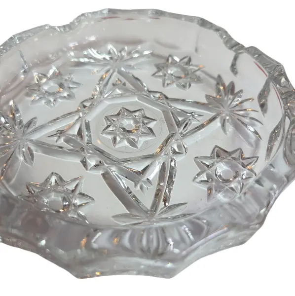 Foto de um(a) Cinzeiro Cristal Estrela, da categoria de Cinzeiros. O ápice da elegância funcional. Este cinzeiro é esculpido em cristal de alta transparência, apresentando lapidações... Mostrado de uma perspectiva diferente. Vendido no marketplace Trésors.