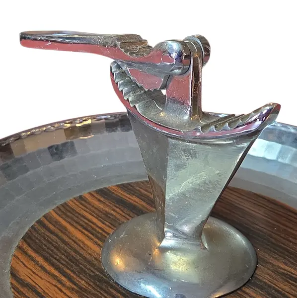 Foto de um(a) Quebra-Nozes Vintage com Base de Servir – Alumínio Polido, Madeira e Prato Martelado, da categoria de Outros utensílios para servir. Elegância para a Sua Mesa Este quebra-nozes não é apenas uma ferramenta, mas uma peça de decoração que evoca o charme das... Mostrado de uma perspectiva diferente. Vendido no marketplace Trésors.