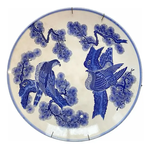 Foto de um(a) Antigo Prato Medalhão Porcelana Japonesa Imari Azul E Branco, da categoria de Pratos Decorativos. ~ Imari Blue and White ~ A celebre porcelana japonesa. Antigo e grande prato/medalhão em porcelana artística pintado à mão.... Vendido no marketplace Trésors.