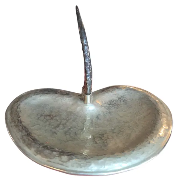 Foto de um(a) Bandeja de Mesa em Cobre Espessurado em Prata - Chifre, da categoria de Bandejas. Fabricada em cobre com um espesso banho de prata, a peça apresenta uma textura martelada artesanalmente que cria um jogo de... Mostrado de uma perspectiva diferente. Vendido no marketplace Trésors.
