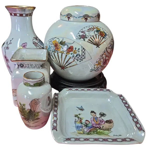 Foto de um(a) Conjunto 5 Peças Porcelana Oriental esmaltada - Assinadas e Datadas (1988), da categoria de Vasos. Exclusivo conjunto decorativo composto por 5 peças em porcelana oriental, apresentando um sofisticado acabamento acetinado... Mostrado de uma perspectiva diferente. Vendido no marketplace Trésors.
