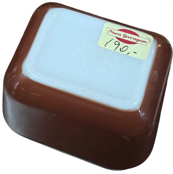 Foto de um(a) Mantegueira Pyrex USA Marrom com Tampa de Vidro, da categoria de Garrafas, potes e jarros. Pote utilitário vintage original da marca Pyrex, fabricado nos Estados Unidos. Este modelo faz parte da icônica coleção... Mostrado de uma perspectiva diferente. Vendido no marketplace Trésors.