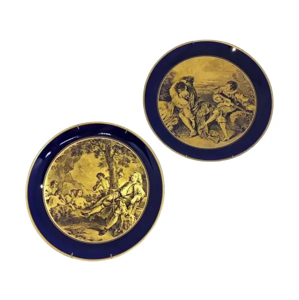 Foto de um(a) Antigo Par De Pratos Porcelana Azul Cobalto Pintados Ouro 24, da categoria de Pratos Decorativos. Porcelana Tsuji. Par de lindos pratos em porcelana azul cobalto, ricamente pintados à mão com ouro 24k. Peças muito finas e... Vendido no marketplace Trésors.