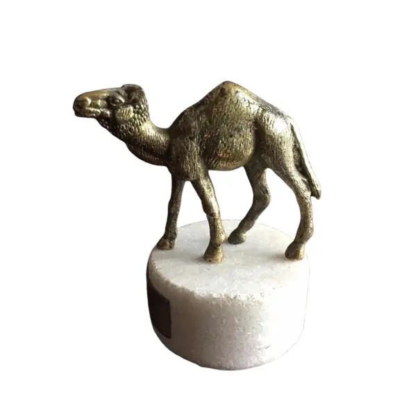 Foto de um(a) Antiga Escultura Assinada Camelo Em Bronze, Base Em Mármore, da categoria de Escultura. Medindo 10x10cmPeça assinada. Vendido no marketplace Trésors.