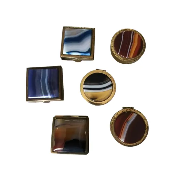 Foto de um(a) Coleção Com 6 Caixinhas Porta Comprimido Com Pedra Ágata, da categoria de Cestos e Caixas. Conjunto com 6 caixinhas de coleção ou porta comprimidos, com armação em metal dourado, e tampa com legítima pedra... Vendido no marketplace Trésors.