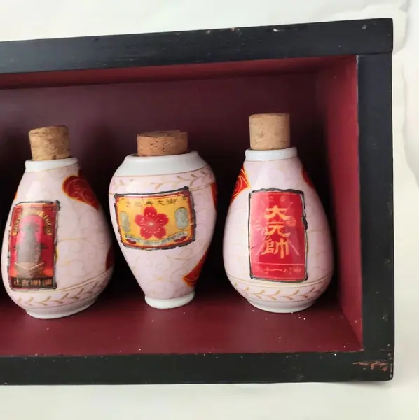 Foto de um(a) Caixa Chinesa com 07 potes Decorativos e Colecionáveis, da categoria de Outros objetos decorativos. Caixa decorativa para cozinha em madeira e 7 potes chineses em porcelana policromada, com vidro fixo. A: 16 cm / L: 50 cm /... Mostrado de uma perspectiva diferente. Vendido no marketplace Trésors.