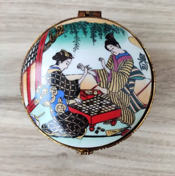 Foto de um(a) Porta Jóias Japanese Anos 90, da categoria de Porta-Jóias. Porta jóias japones em porcelana policromada e fecho em latão oxidado. Década de 1990 A: 4,5 cm Diâmetro: 7,5 cm peso: 147... Mostrado de uma perspectiva diferente. Vendido no marketplace Trésors.