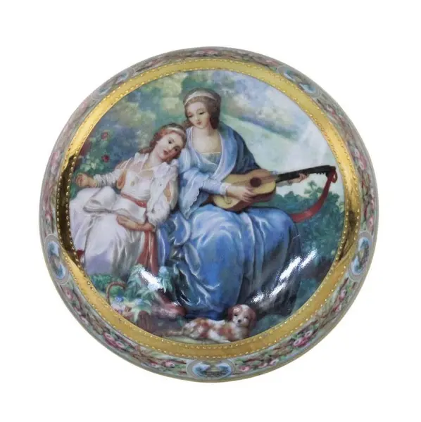 Foto de um(a) Caixa porta-joia clássico europeu, da categoria de Porta-Jóias. Antiga caixa porta-joias de porcelana, ricamente decorada no estilo clássico europeu (possivelmente francesa). Apresenta na... Mostrado de uma perspectiva diferente. Vendido no marketplace Trésors.