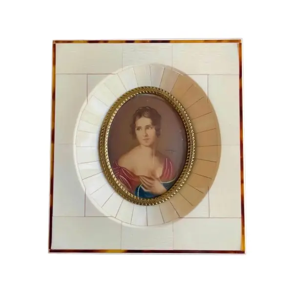 Foto de um(a) Miniature Portrait Antigo Quadrinho Camafeu Pintura Oléo, da categoria de Pinturas. Miniature Portrait. Antigo quadrinho Europeu com figura de dama pintado à mão em folha de marfim. Moldura também em marfim... Vendido no marketplace Trésors.