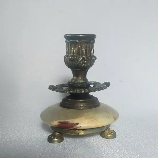 Foto de um(a) Antigo castiçal baixo em alabastro e bronze, da categoria de Castiçais. Muito Antigo Castiçal Baixo Em bronze e Alabastro Polido. Não apresenta marca de fabricante porém provavelmente europeu de... Mostrado de uma perspectiva diferente. Vendido no marketplace Trésors.